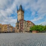 Rynek starego miasta z ratuszem i historyczną zabudową