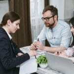 Małżeństwo omawia z doradcą finansowe skutki darowizny mieszkania